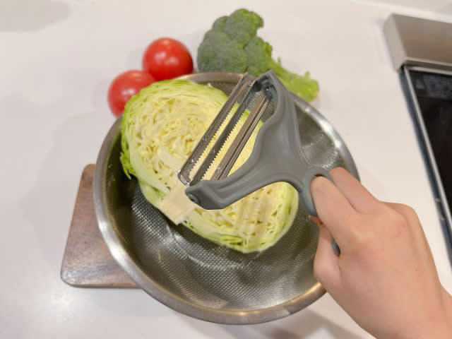 ふわふわ千切りがあっという間!「ののじ NAKED キャベツピーラー」で料理を格上げ