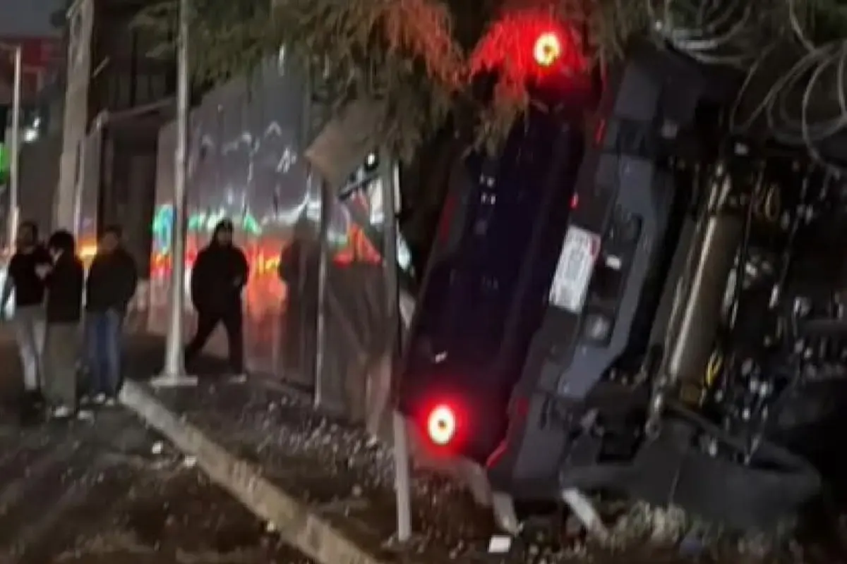 Camioneta de lujo arrolla y mata a motociclista en Vía Atlixcáyotl