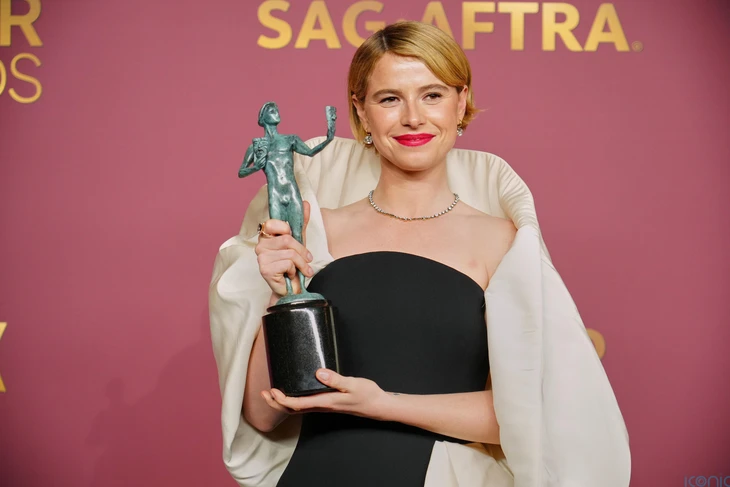 Jessie Buckley: Ngôi sao 'càn quét' mùa giải thưởng và thời trang thảm đỏ