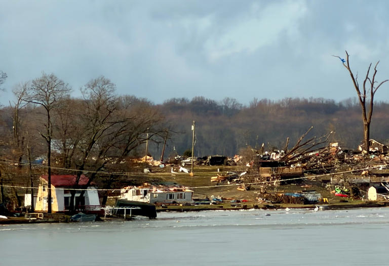 4 dead, 12 hurt in suspected tornadoes in southwest Michigan