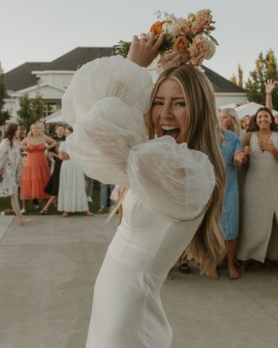 ¿Por qué se avienta el ramo en la boda? El origen detrás de esta tradición