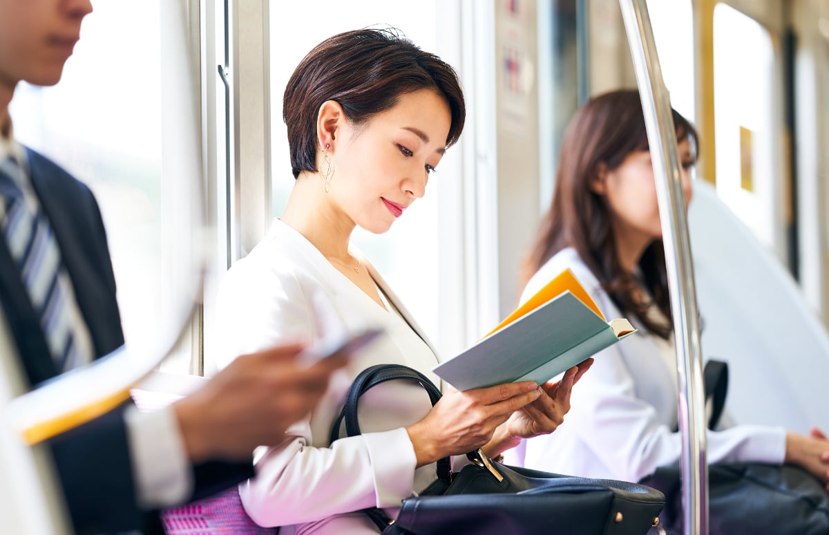電車で「スマホ」に興じる人＆「本」読む人の決定的な差とは 人生をリセットできる勉強脳の作り方