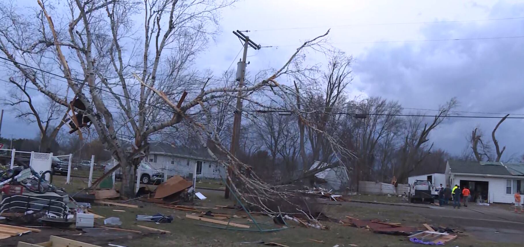 4 killed as apparent tornado rips through southern Michigan