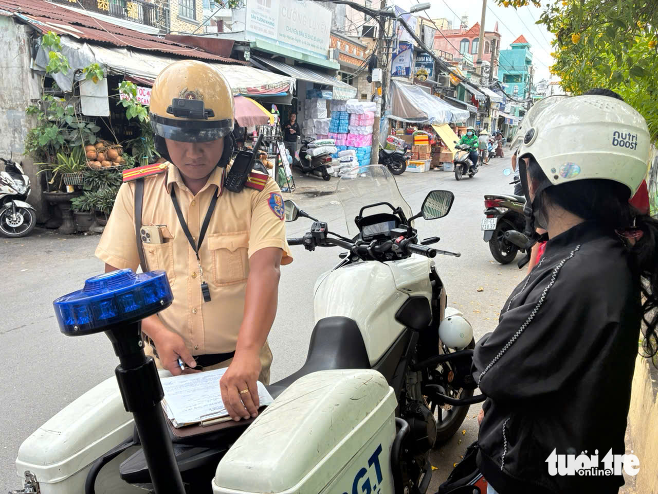 Mạo hiểm băng qua đường sắt khi rào chắn đã hạ, nhiều người bị lập biên bản