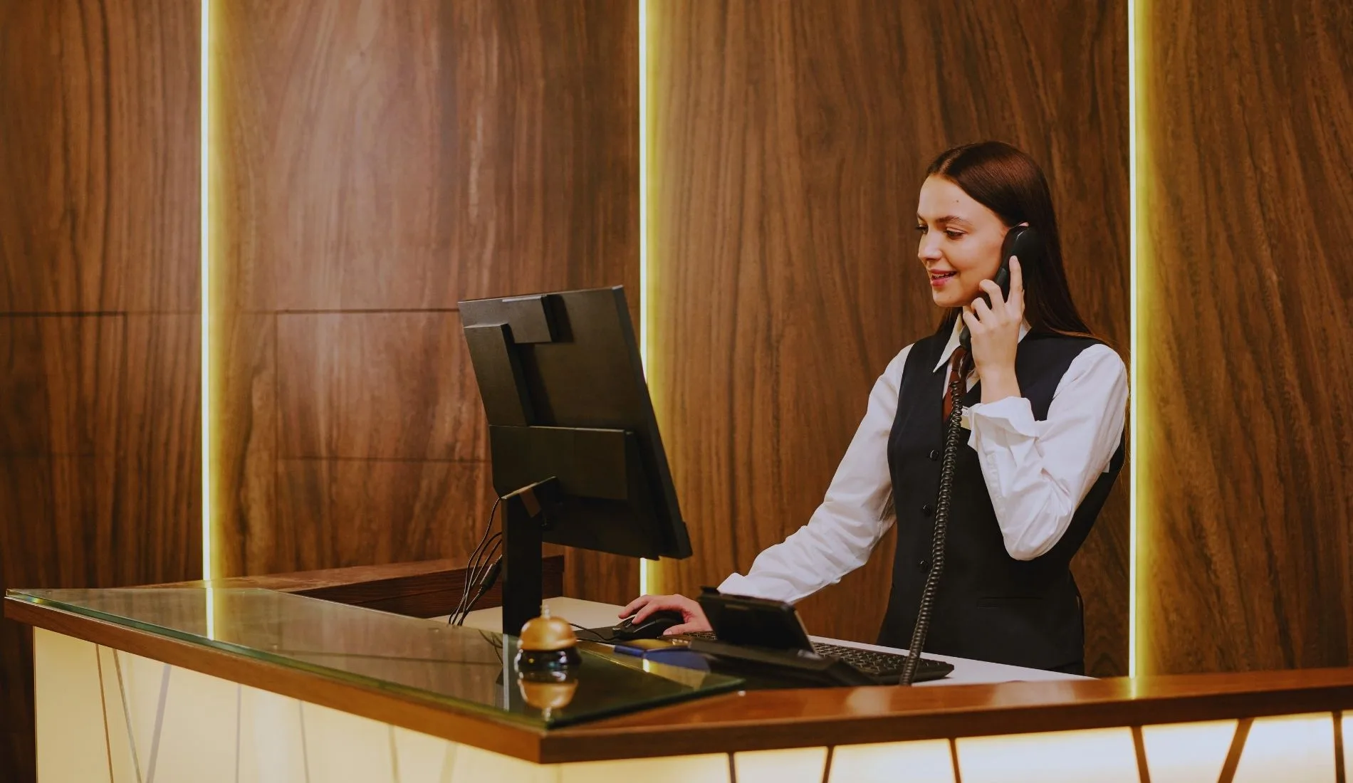 Υπάλληλος υποδοχής/receptionist ζητείται για την τουριστική σεζόν