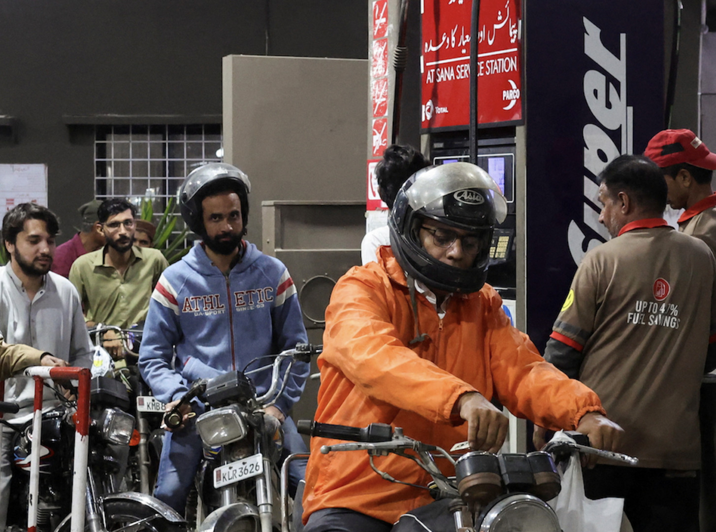 Panic at Pakistan fuel stations over Iran war