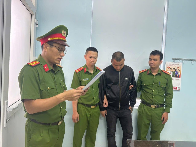 Quấn ‘cỏ’ cho nhóm nhậu sử dụng, nam thanh niên bị bắt