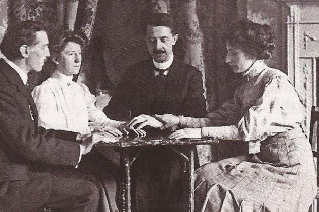 Séances, table rapping, and spirit photography - Story of spiritualism ...