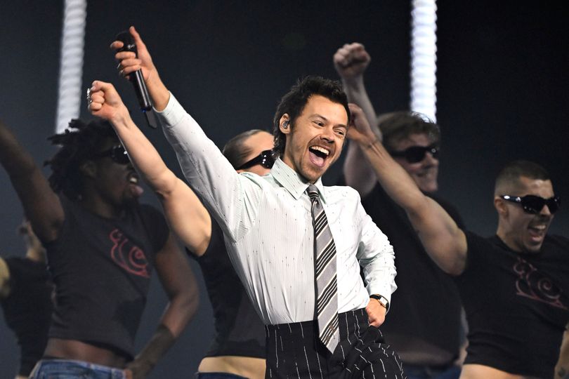 Harry Styles has fans 'ascending' after releasing Kiss All the Time ...