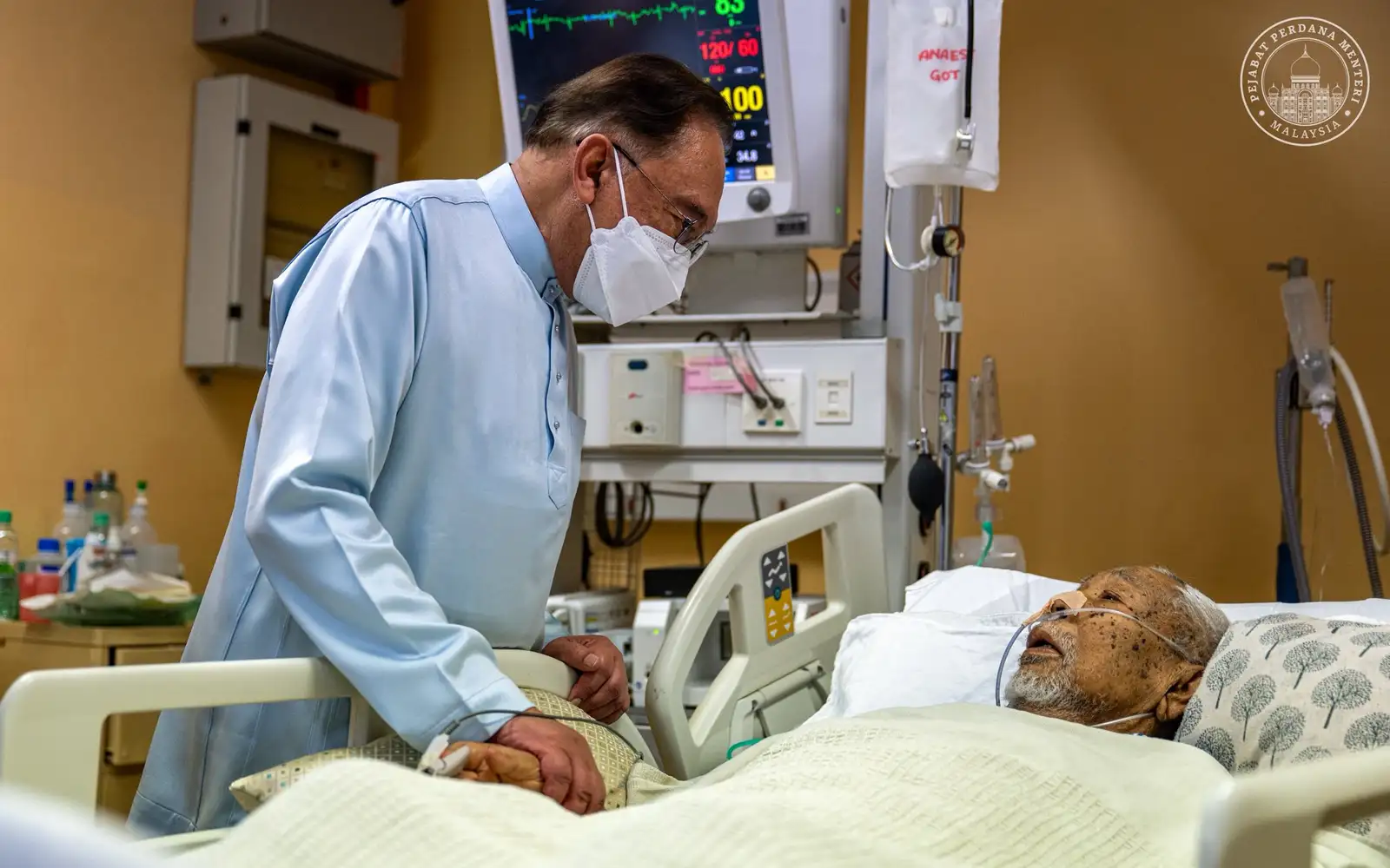 Anwar visits ailing PAS spiritual leader Hashim in hospital