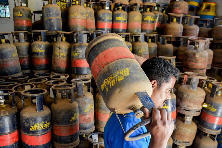 Domestic LPG price hiked by Rs 60 per cylinder to Rs 913