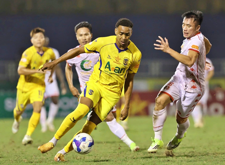 Hậu vệ CLB Hải Phòng dâng bàn thắng cho Sông Lam Nghệ An