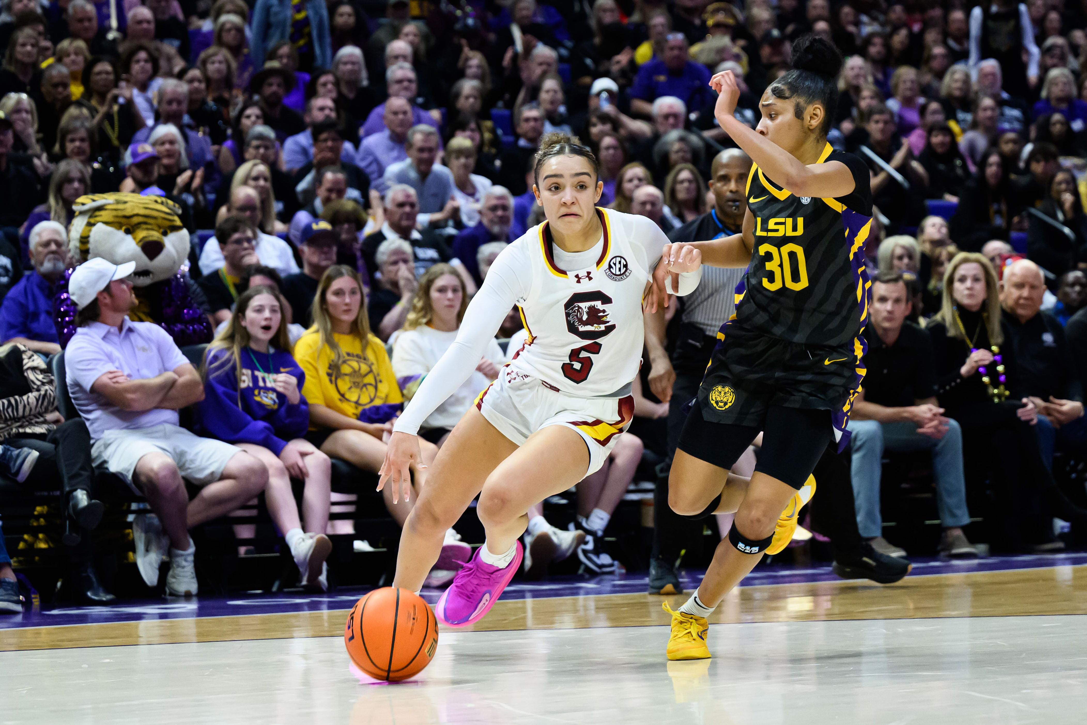 Gamecocks lead LSU after physical first quarter at SEC semifinals