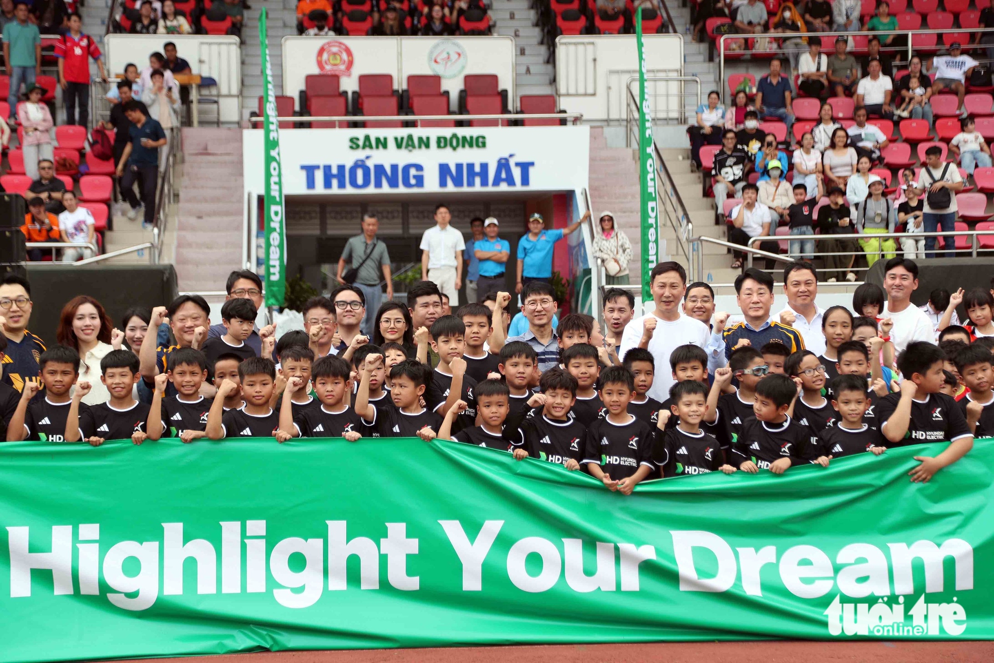 HLV Kim Sang Sik làm náo động sân Thống Nhất