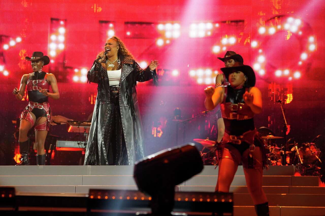 Lizzo finally makes her dazzling Houston Rodeo debut with help from ...