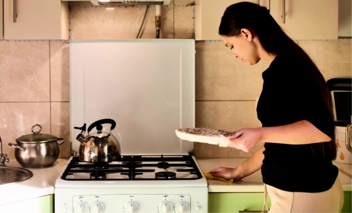 Psychology says people who clean as they cook display these 8 superior ...