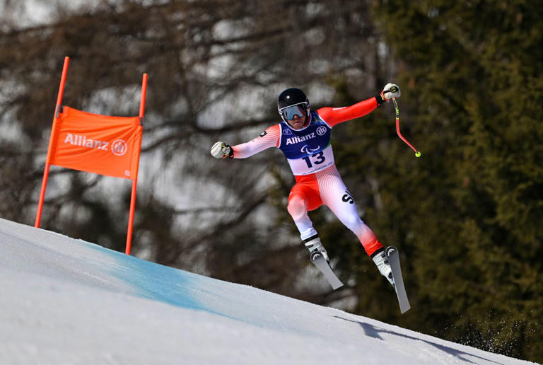 Robin Cuche se pare d'or sur la descente