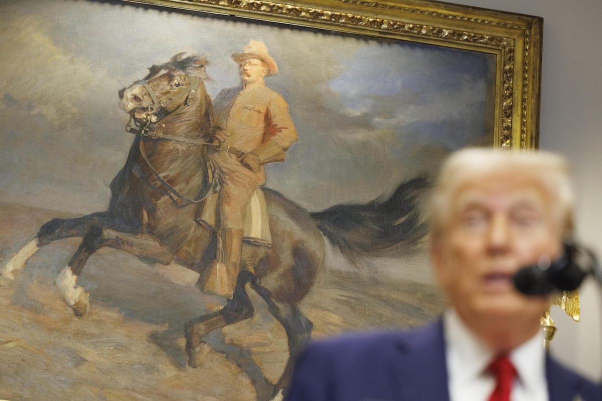 Donald Trump davanti a un ritratto del 26esimo presidente americano Theodore Roosevelt, Premio Nobel per la Pace (foto Ansa).