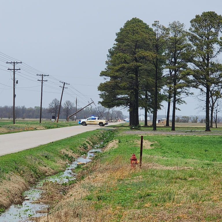 Severe thunderstorms leave thousands without power