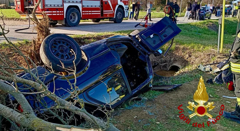 BMW esce di strada e si ribalta nel fosso: grave un 22enne rimasto ...