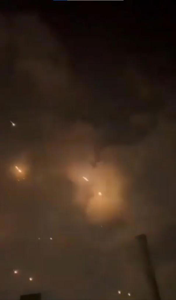 İsrail'e yine füzeler düşüyor! İran, petrol rafinerisini hedef aldı