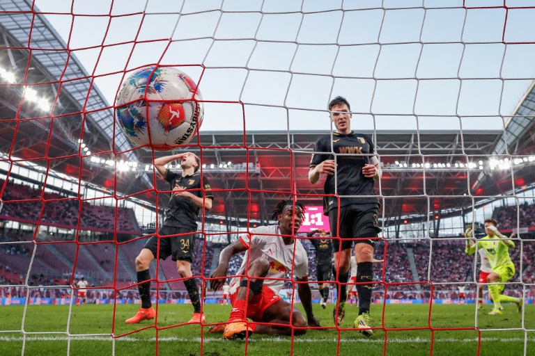 Dortmund beat 10-man Cologne to tighten grip on top-four spot<br>