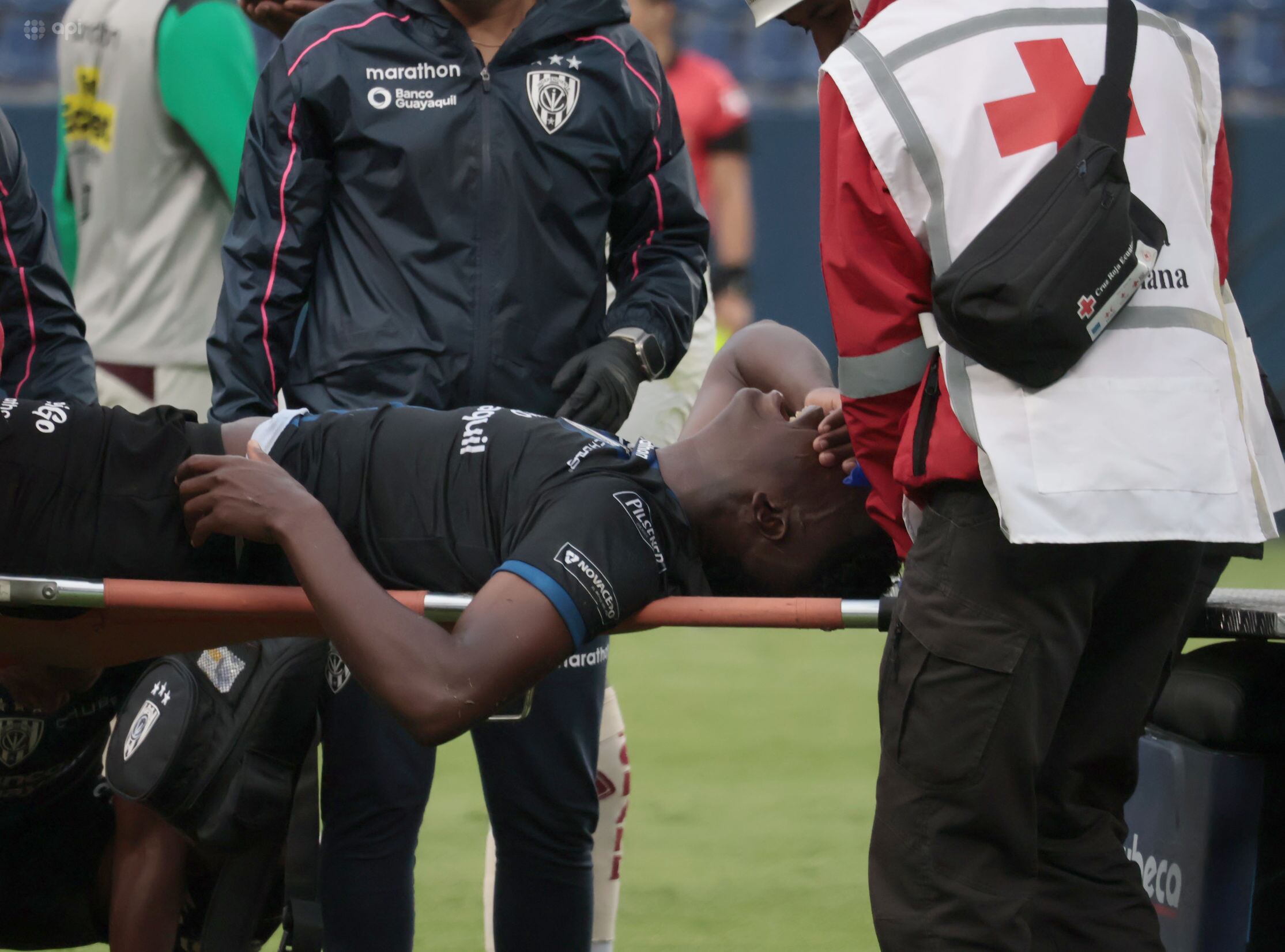 ¡Entrada 'criminal'! Brian Negro de Mushuc Runa le rompió la pierna a ...