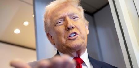 Donald Trump habla con los medios a bordo del Air Force One durante un vuelo desde Dover, Delaware, a Miami, Florida SAUL LOEB / AFP