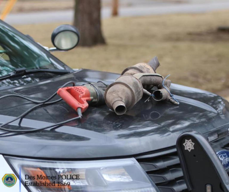 Theft suspect arrested after brief pursuit, standoff in Des Moines