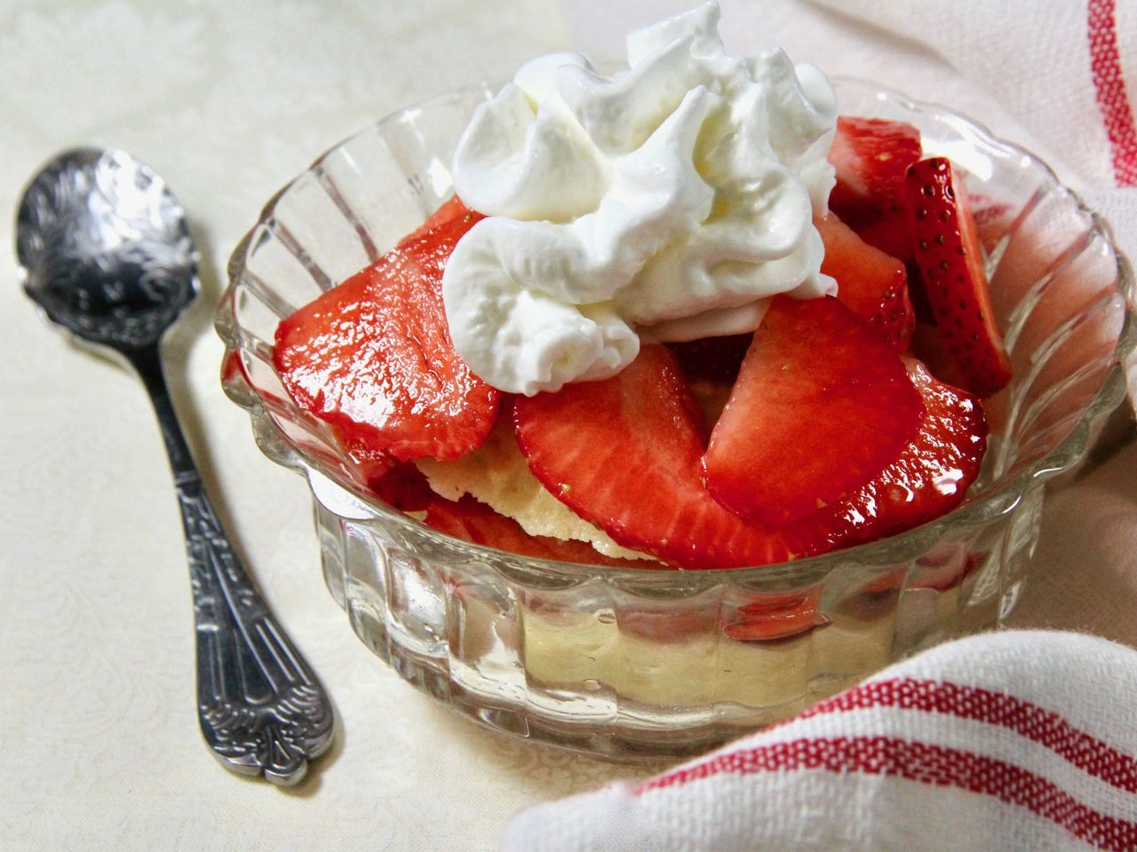 shortcake biscuits with strawberries and cream