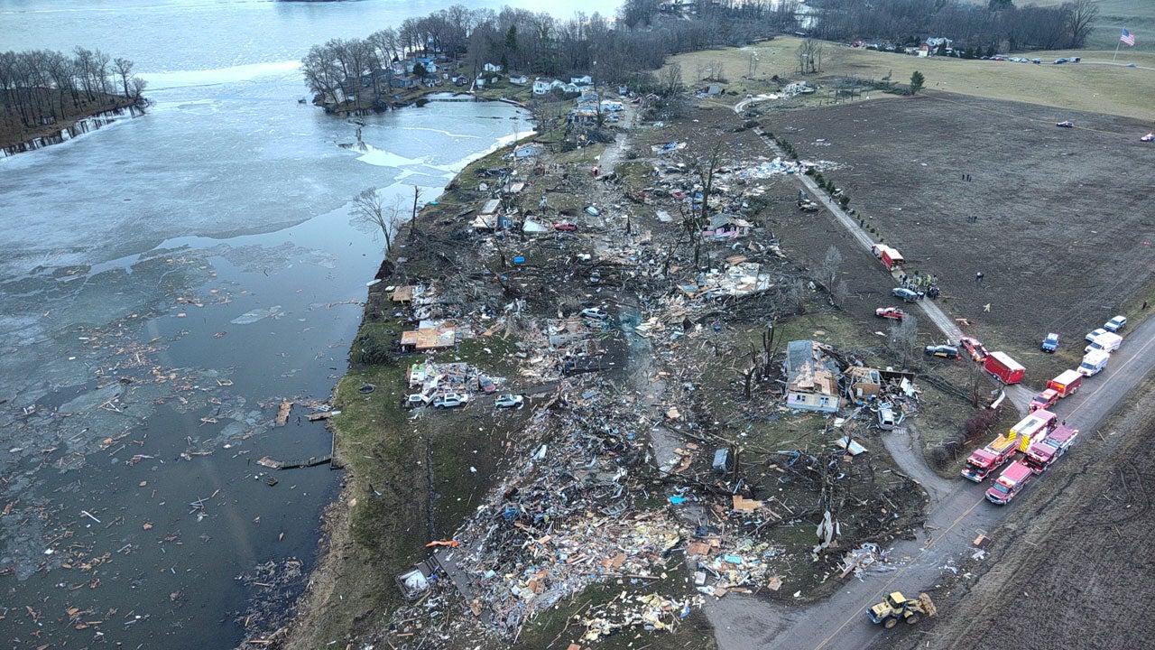 8 dead, dozens injured as severe weather outbreak, tornadoes wreck towns in Midwest, Plains<br><br>