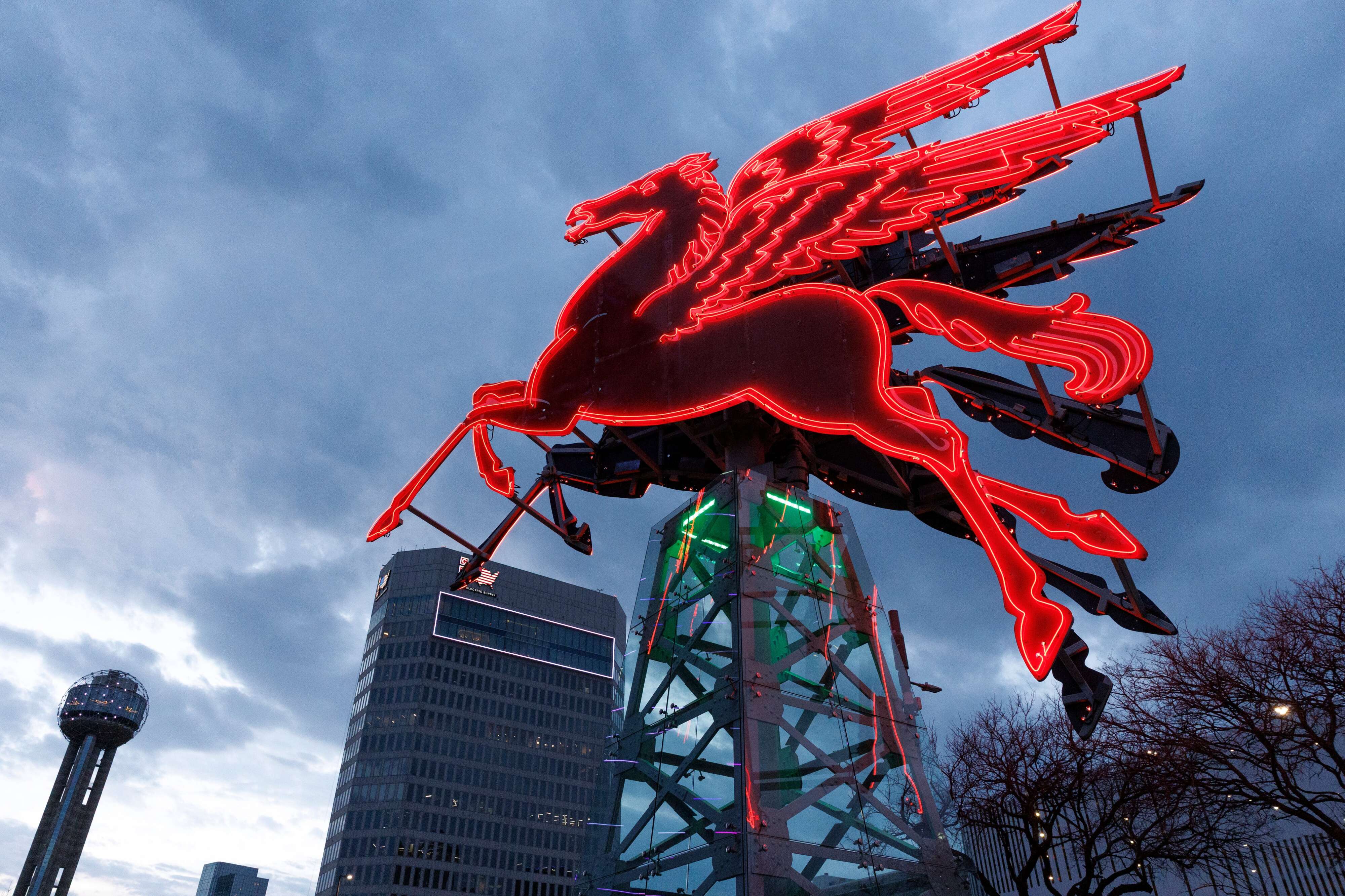 Live radar: Stormy weekend brings Saturday showers, impacts DFW flights