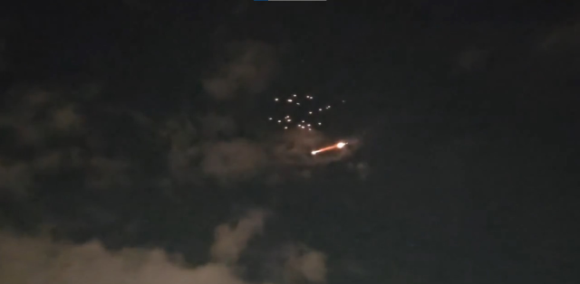 İsrail'e yine füzeler düşüyor! İran, petrol rafinerisini hedef aldı