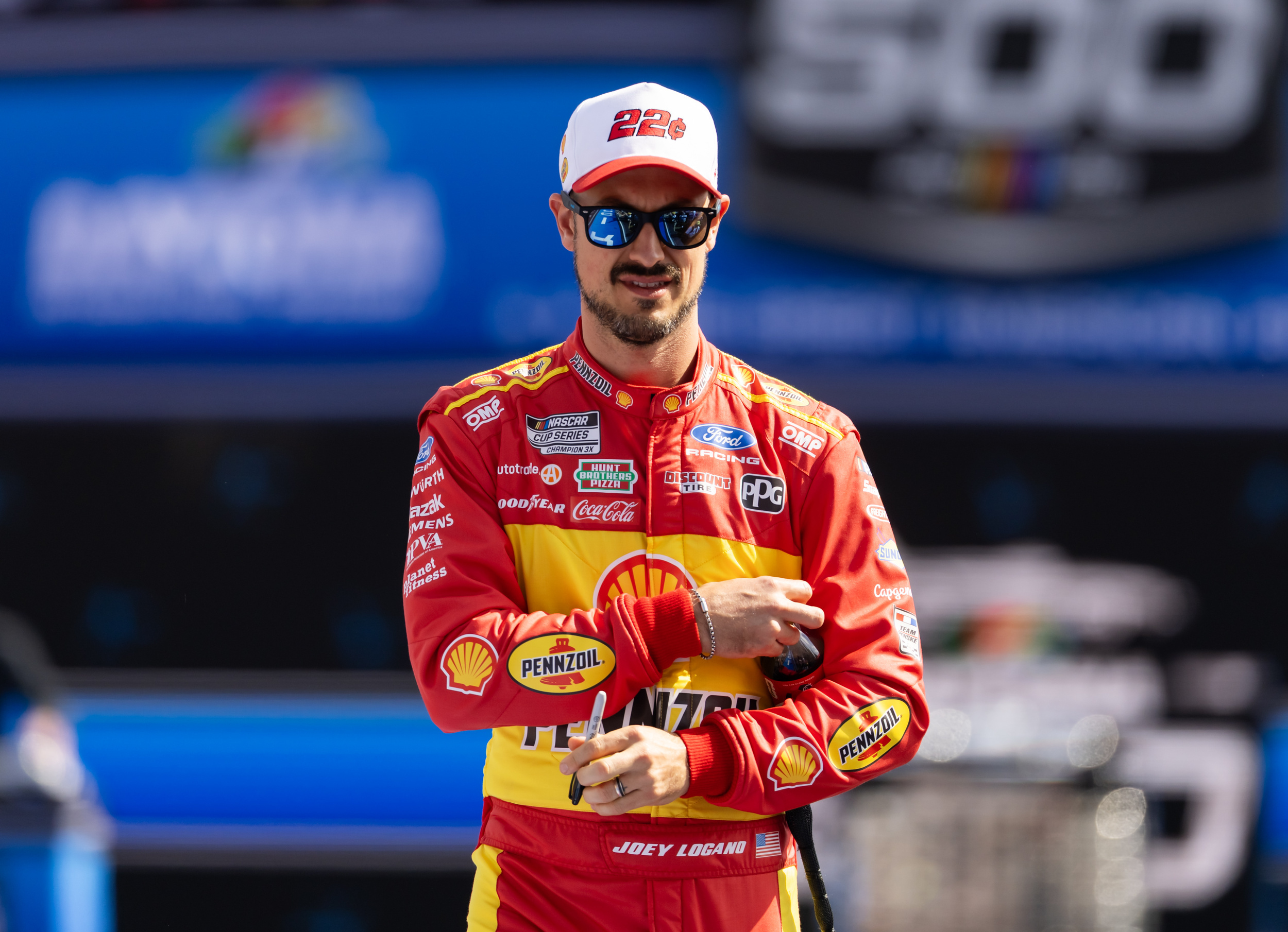 Joey Logano wins pole for Straight Talk Wireless 500 at Phoenix