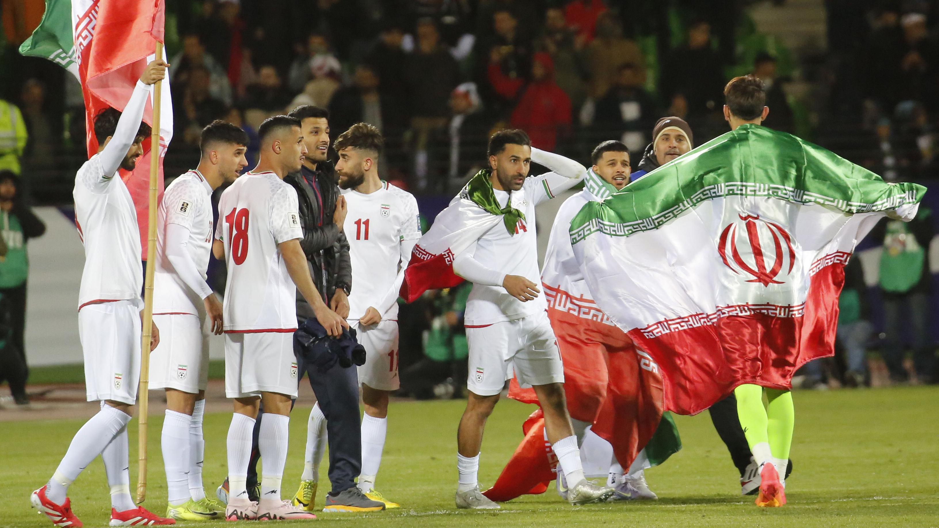 Timnas Iran merayakan keberhasilan lolos putaran final Piala Dunia 2026 setelah bermain imbang dengan Uzbekistan pada babak penyisihan.