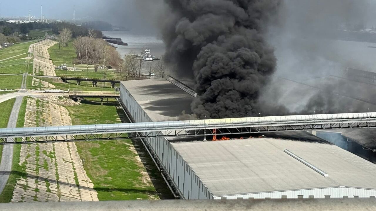 Crews extinguish large fire at Port of Greater Baton Rouge