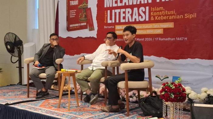 TEROR KETUA BEM - Ketua BEM UGM, Tiyo Ardianto (kanan) saat mengisi diskusi buku di kawasan Jagakarsa, Jakarta Selatan, Sabtu (7/3/2026). Ia mengakui masih mendapatkan teror atas kritik yang disampaikannya. TRIBUNJAKARTA.COM/ELGA PUTRA (TribunJakarta/Elga Hikari Putra)
