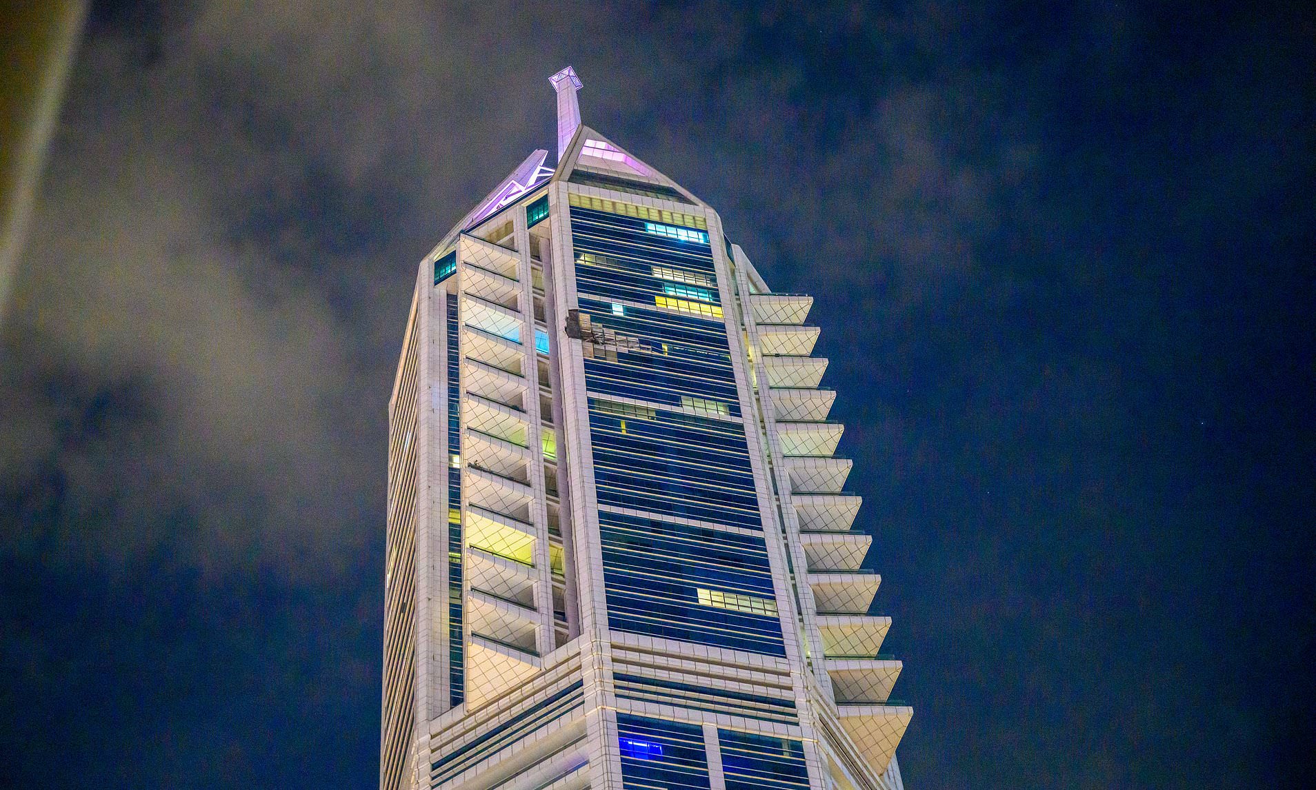 Iran launches night drone attack on Dubai: One man killed and two skyscrapers in flames<br>