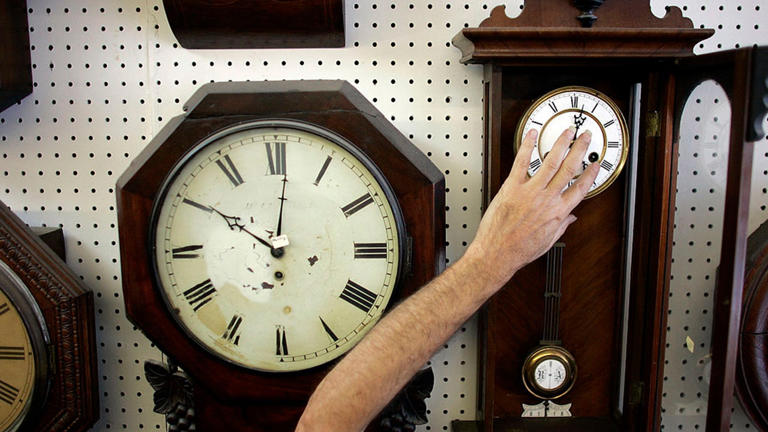 Daylight saving time: Health experts warn of time change health risks