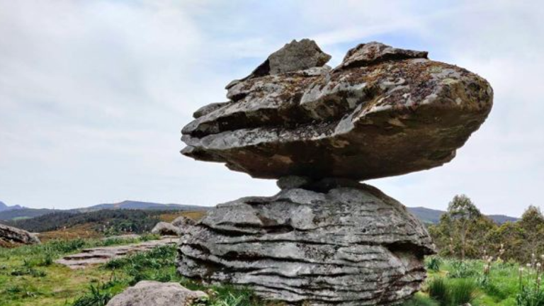  El capricho de la naturaleza que solo verás en Galicia: 150 toneladas en equilibrio que desafían la gravedad 