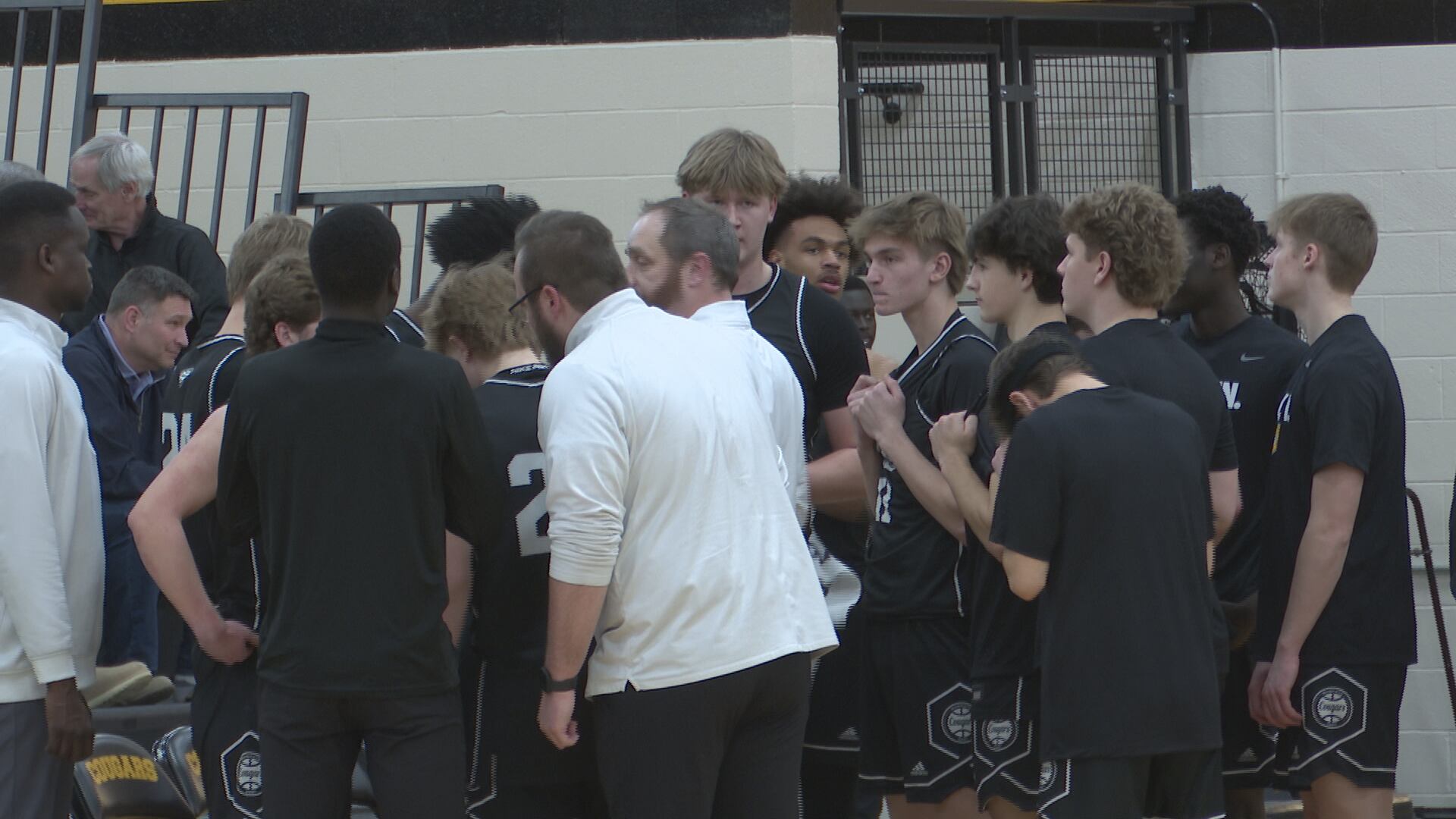 East boys basketball advances to Section 2AAA title game