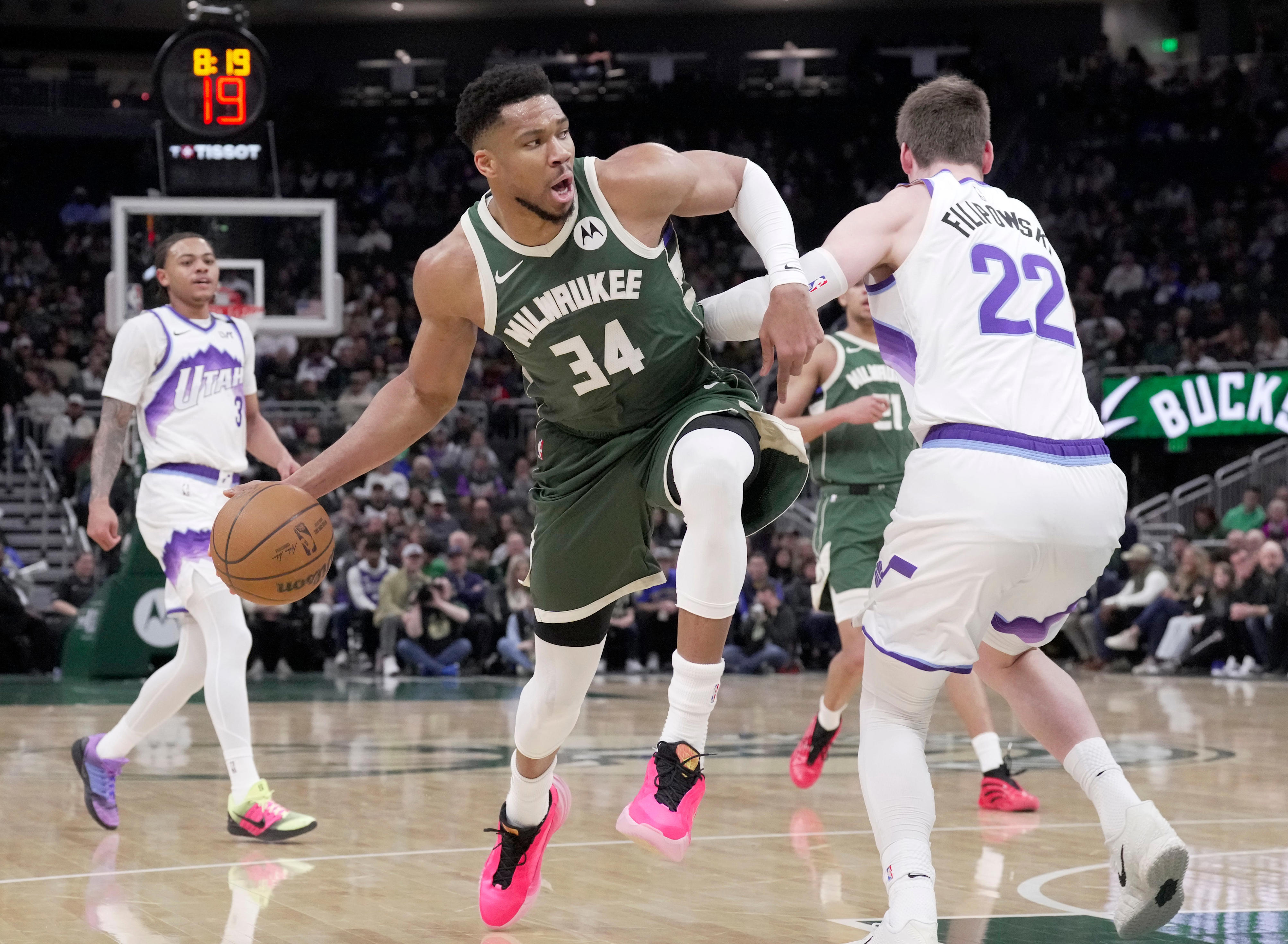 Suns lead Bucks 36-30 after first quarter