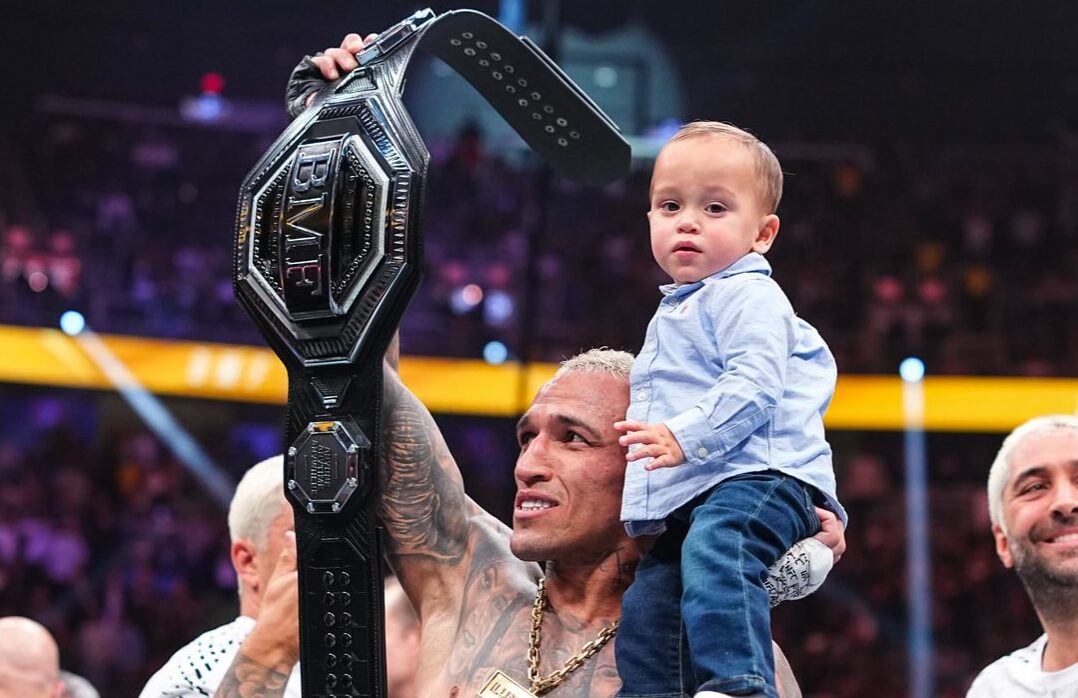 Charles do Bronx ostenta o cinturão BMF ao lado do filho. Foto: Reprodução/Instagram.