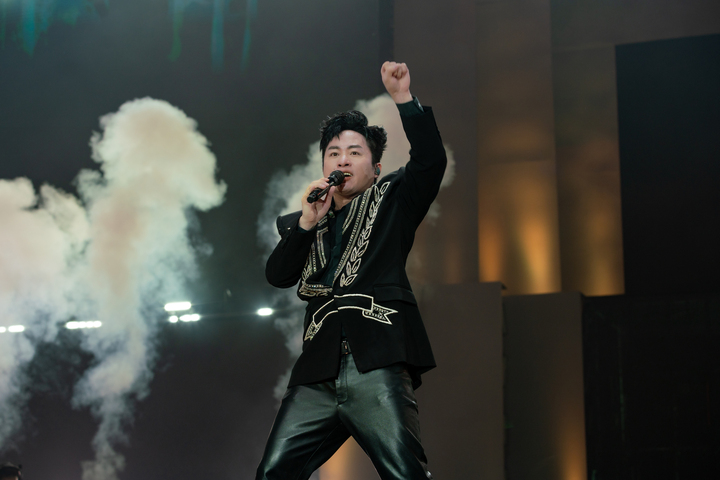 Tùng Dương đu dây, hát nhạc remix quẩy cùng hàng nghìn khán giả