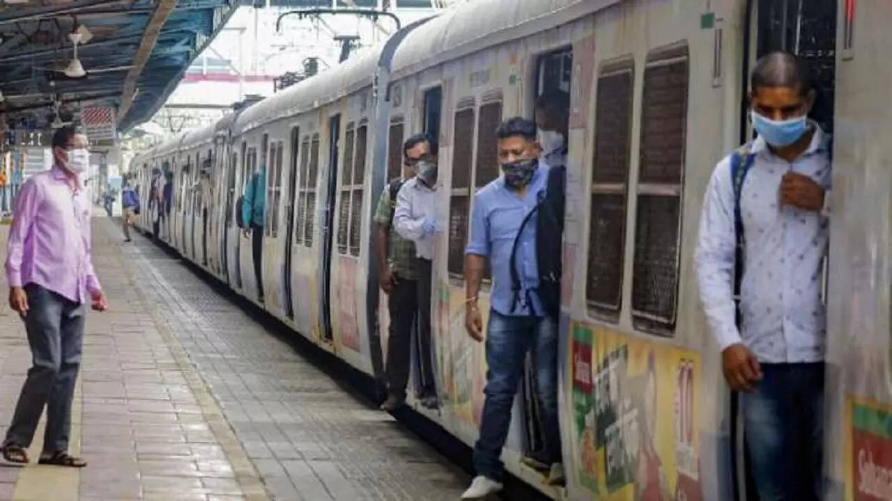 Mumbai local train update: Mega block on Central, Harbour lines today ...