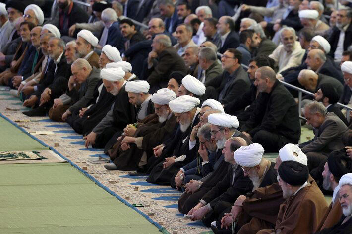 Imãs xiitas rezam no Ramadã: novo líder do país foi escolhido Foto: AFP