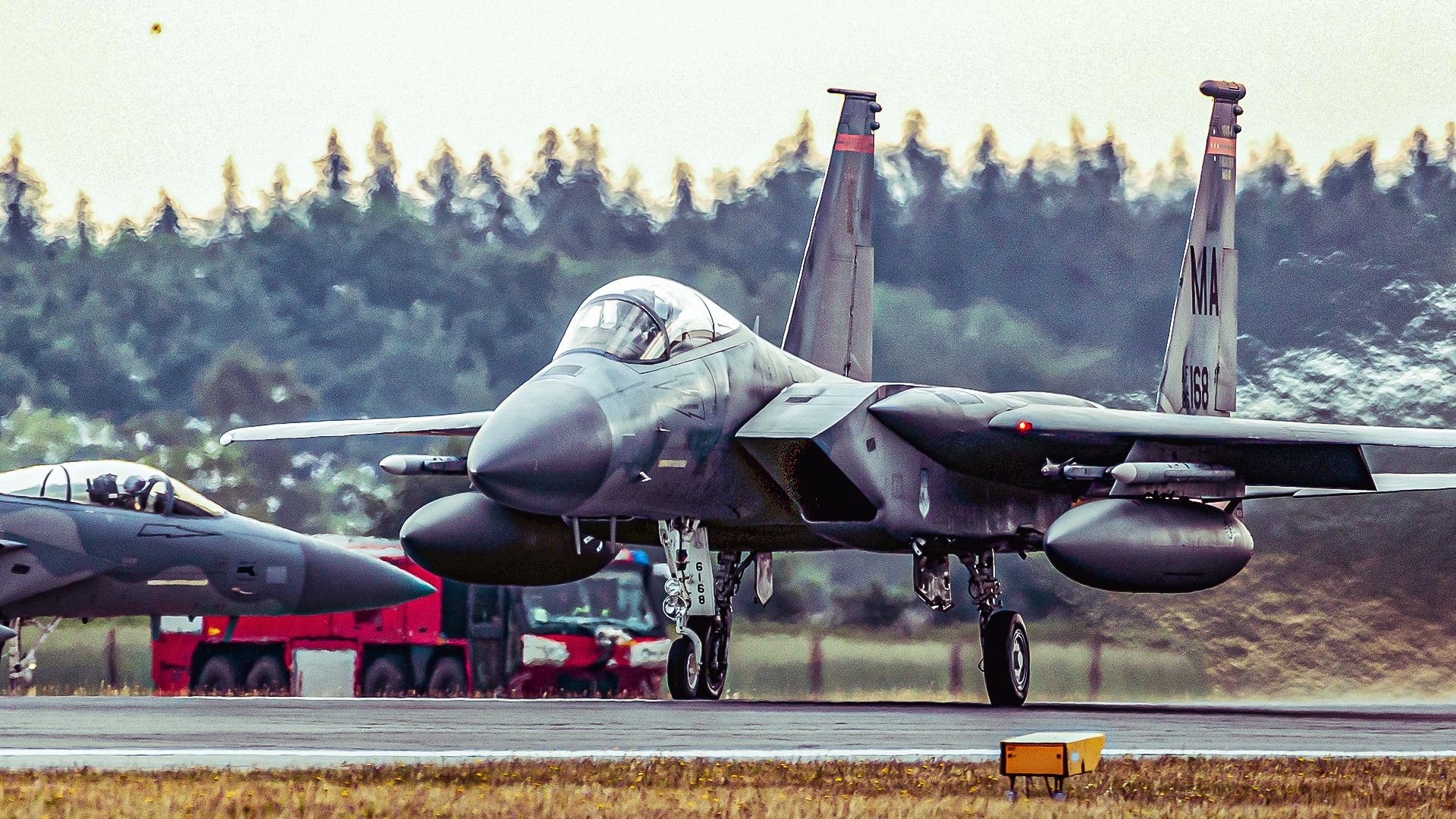 Why does the US Air Force still fly the F-15?