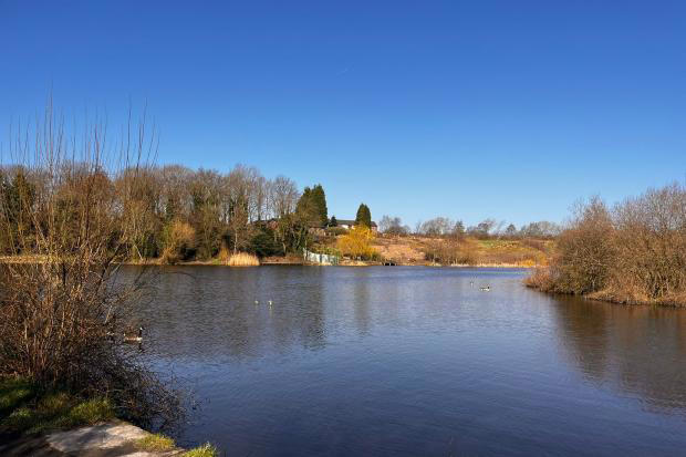 this-is-why-i-m-lucky-to-have-this-oldham-country-park-on-my-doorstep