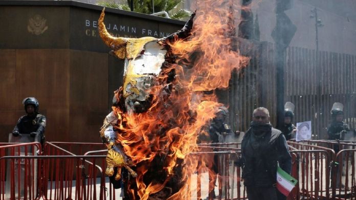 Protesta en embajada de EU contra bombardeos a Irán CDMX