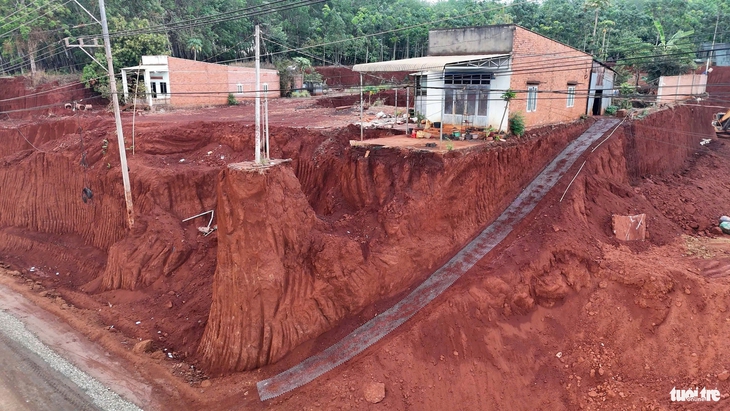 Nhà mặt tiền bỗng cheo leo trên 'đồi'; Con dâu tráo 280 chỉ vàng thật thành vàng giả